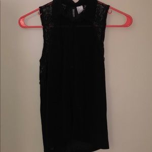Sleeveless Divided Black Blouse with Lace